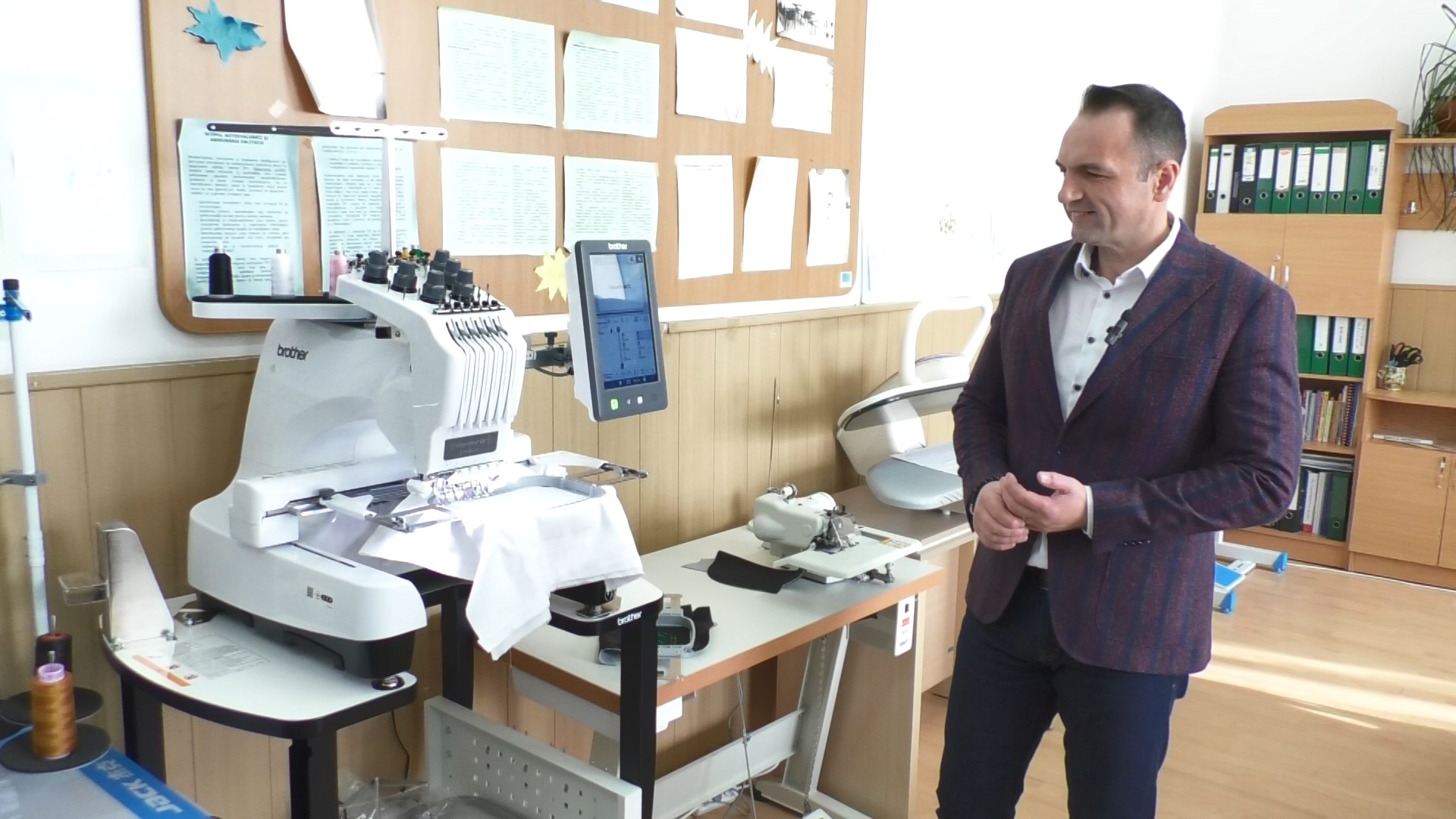 S-a dat startul dotării școlilor târgoviștene: Mobilier, materiale didactice și echipamente digitale ultramoderne, deja au ajuns primele