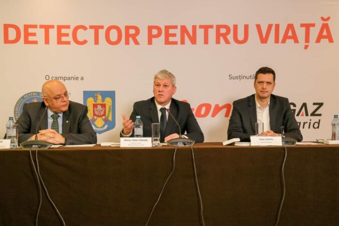 Campania „Detector pentru viață”: 10.000 de detectoare de fum și monoxid de carbon vor fi distribuite gratuit către familii din mai multe zone din țară Peste 6.600 de incendii la locuințe (în medie 18 pe zi), au avut loc anul trecut în România. Potrivit statisticilor Inspectoratului General