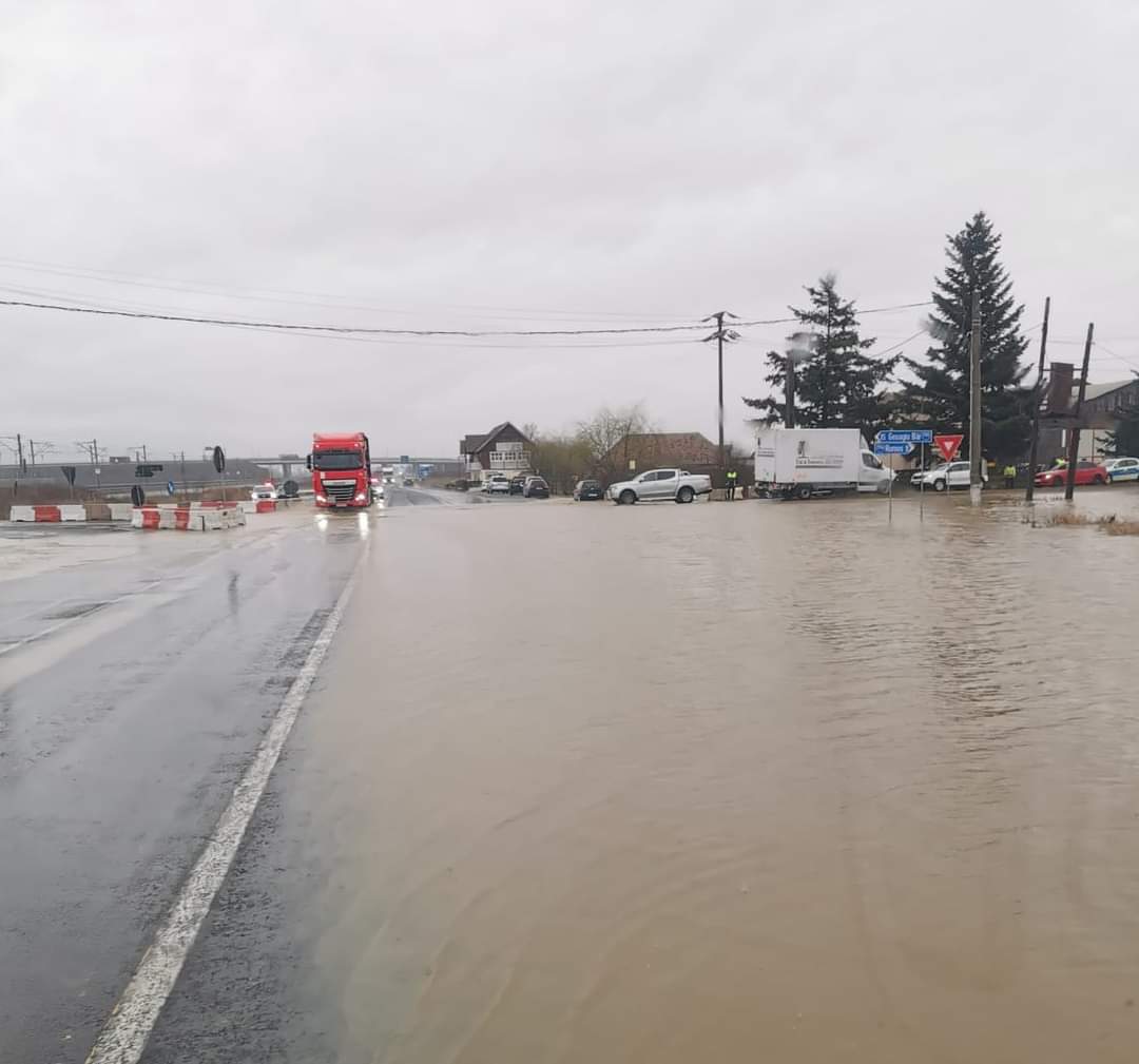 Inundații, trafic închis pe un drum național , Poliția Autostrăzi a dispus închiderea bretelei de legătură DN 7