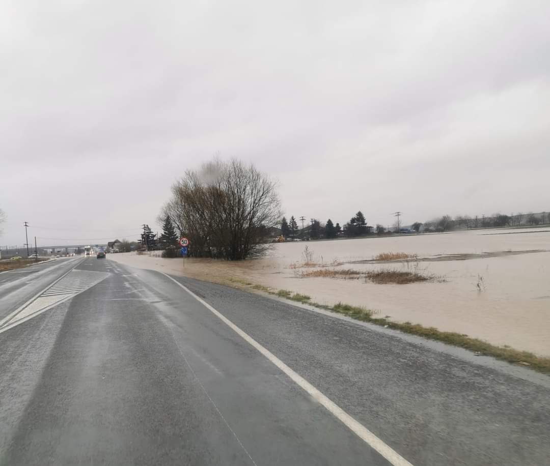 Inundații, trafic închis pe un drum național , Poliția Autostrăzi a dispus închiderea bretelei de legătură DN 7