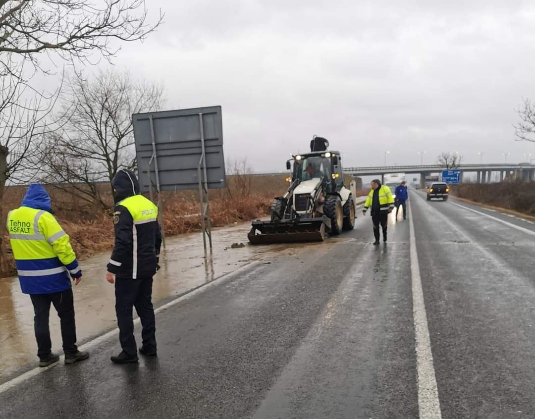 Inundații, trafic închis pe un drum național , Poliția Autostrăzi a dispus închiderea bretelei de legătură DN 7