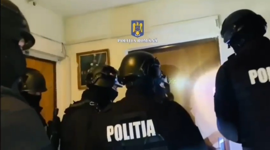 Mascații au descins la un bărbat care ar fi comis un jaf ca -n filme în  comuna Poltogi, polițiștii din cadrul Poliției Orașului Titu, sub