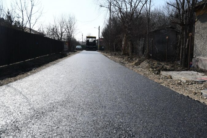 Pas cu pas, stradă cu stradă! Strada Boanga din Răcari, asfaltată după ce s-au realizat lucrările la noua rețea de apă și canalizare