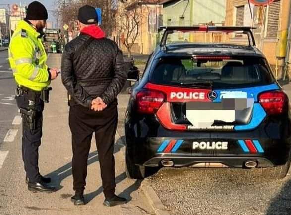 E de noaptea minții! O mașină de la școala de șoferi a fost brenduită cu însemnele Poliției Române .