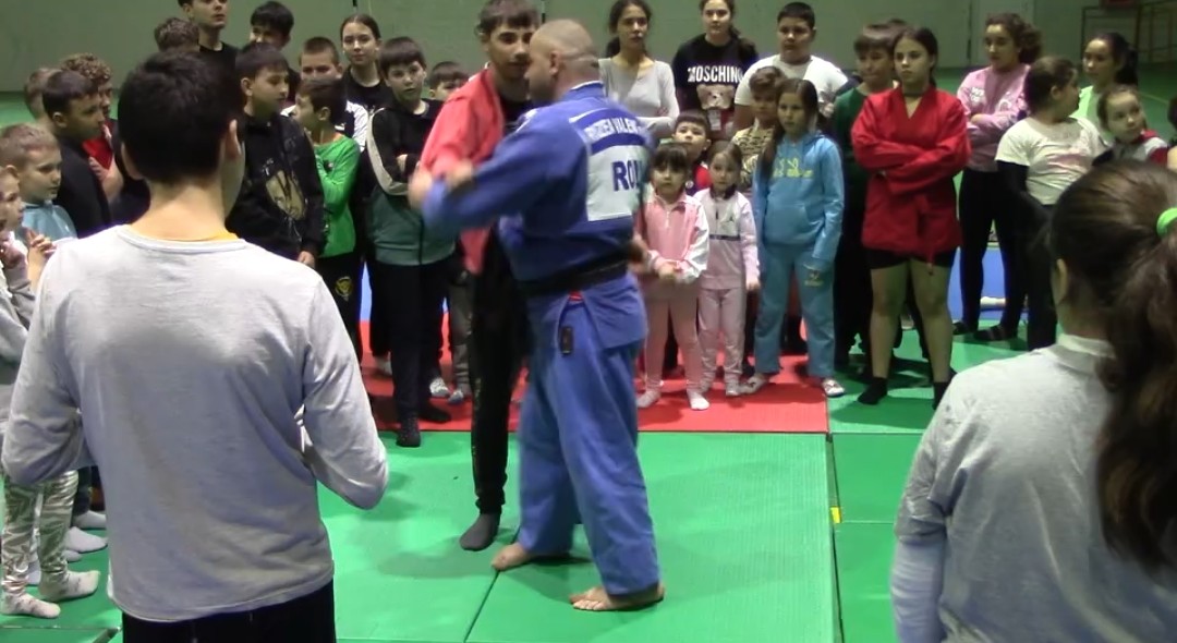 Primăria orașului Răcari susține o nouă inițiativă ce își propune să încurajeze tinerii să  practice sportul și să ofere oportunități de dezvoltare.