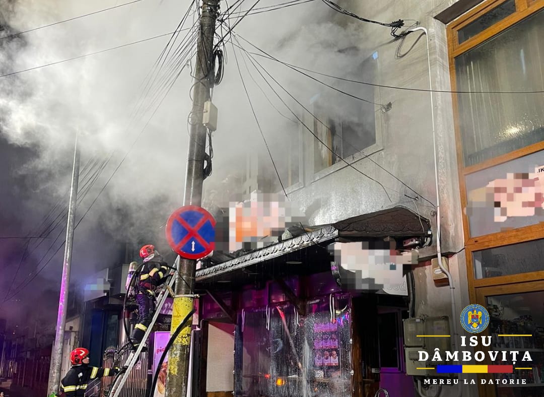 Flăcările au cuprins o casă în municipiul Târgoviște, noaptea trecută,  în jurul orei 02:58, pompierii au fost solicitați să intervină.