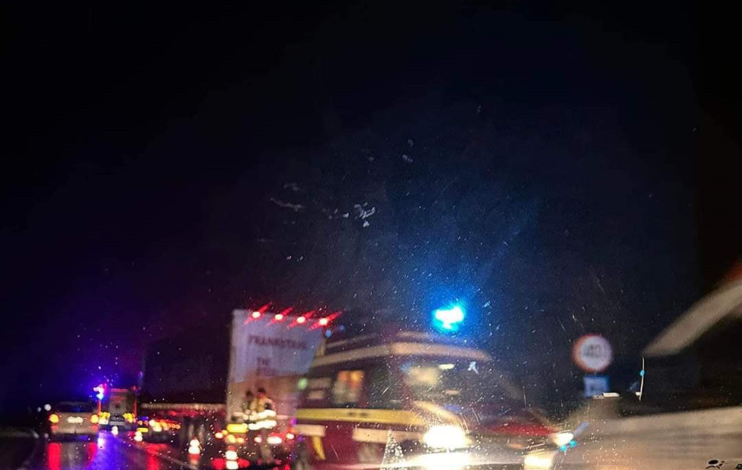 Accident grav pe DN 1A, în afara localității Lucianca, coliziune între un microbuz și un tir, în această seară, polițiștii din cadrul Poliției Orașului Răcari au fost sesizați cu privire la producerea unui accident rutier pe DN1A.