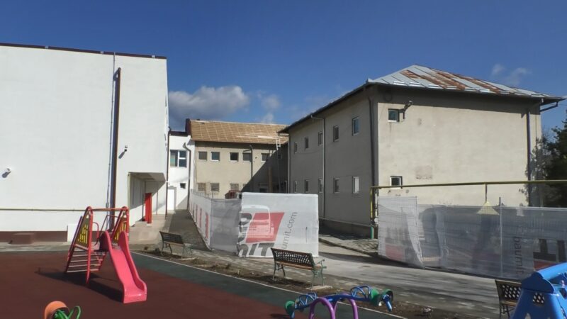 Grădinița cu program prelungit nr. 2 din Târgoviște a intrat într-un apmlu proces de reabilitare și modernizare, este vorba de un nou  proiect de renovare