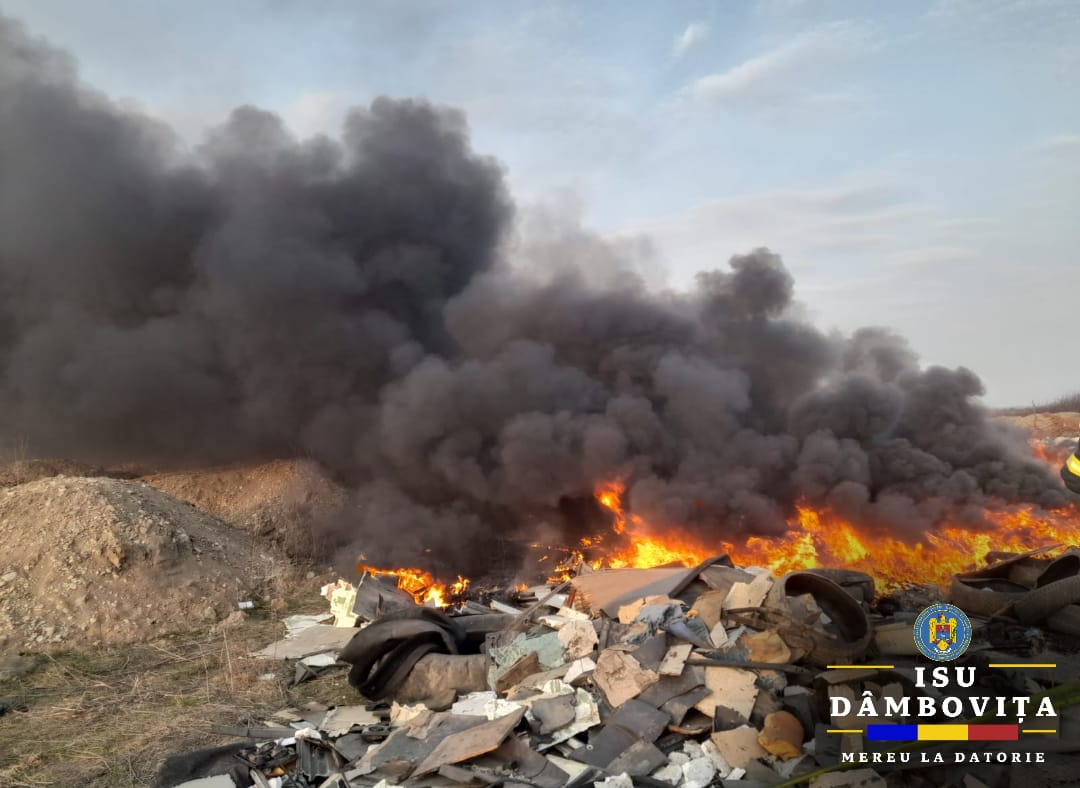Incendiu de gunoi menajer în localitatea Băleni, pompierii au fost solicitați să intervină pentru stingerea focului.