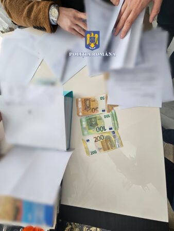 Percheziții domiciliare la persoane bănuite de comiterea infracțiunilor de obținerea ilegală de fonduri, fals în înscrisuri sub semnătură privată, abuz în serviciu, înșelăciune și fals intelectual.