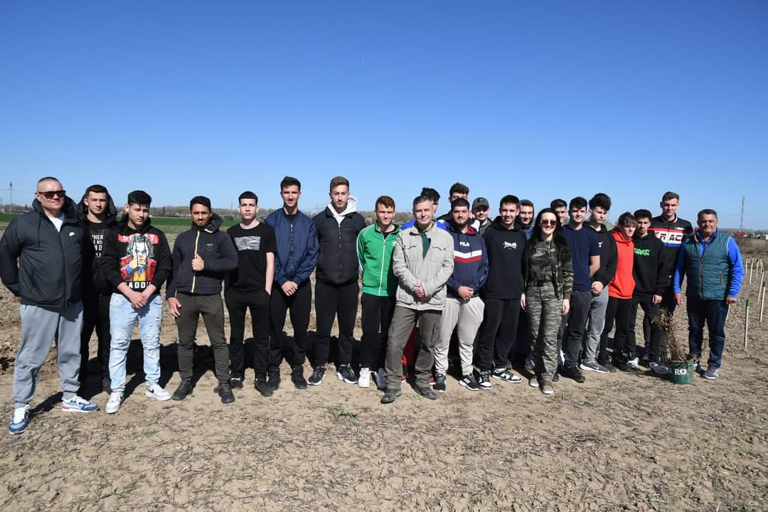 20 de elevi și doi profesori de la Liceul Teoretic „Ion Ghica” Răcari au participat la acțiunea de împădurire organizată de Direcția Silvică Dâmbovița