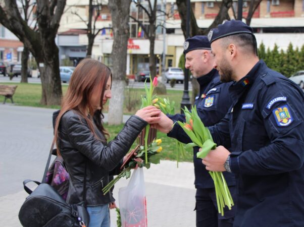 Polițiștii, jandarmii și pompierii au oferit flori și recomandări doamnelor și domnișoarelor Polițiștii, jandarmii și pompierii au oferit flori și recomandări doamnelor și domnișoarelor cu prilejul Zilei Internaționale a Femeilor.