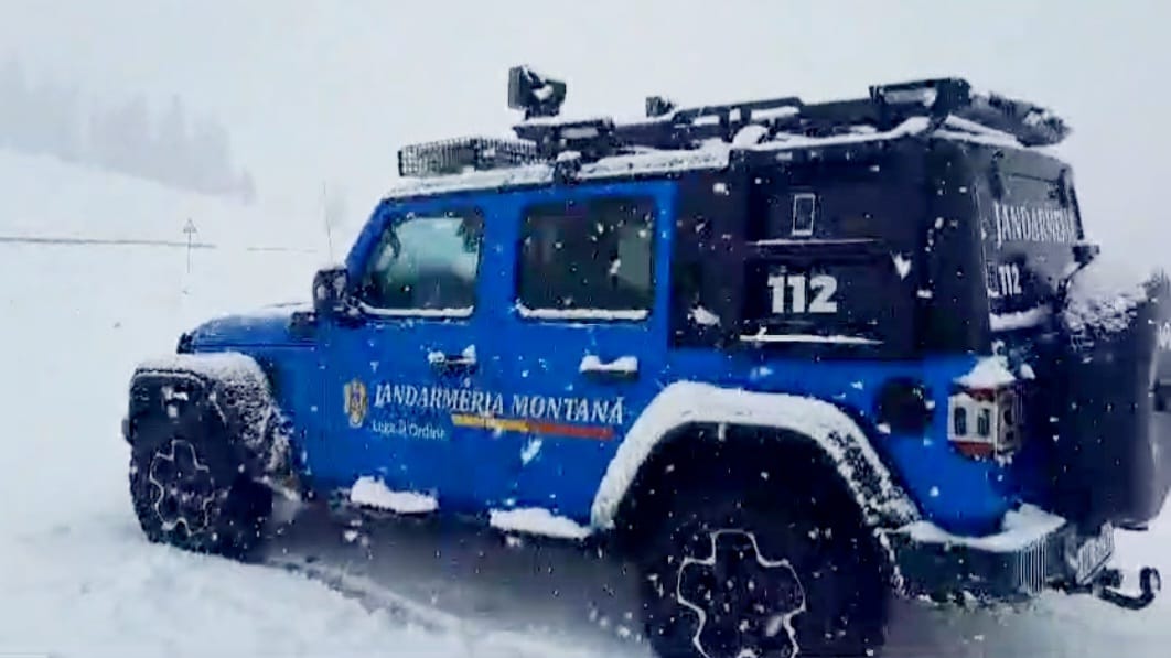 Iarnă în toată regula în zona Padina-Peștera: Recomandările jandarmilor montani de la posturile Peștera și Zănoaga.