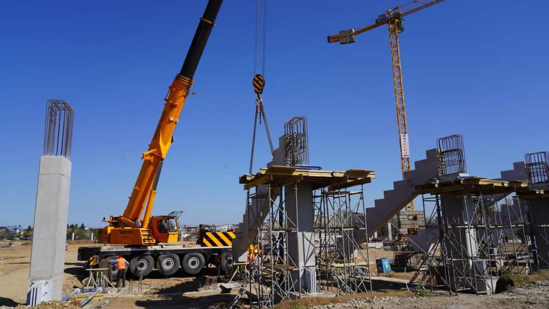 Se lucrează la montarea primelor  tribune ale complexului sportiv 