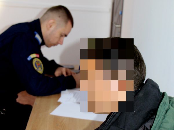 Jandarmii dâmbovițeni au depistat pentru a doua oară un băiat declarat dispărut de la domiciliu Jandarmii dâmbovițeni au depistat pentru a doua oară astăzi, 12 aprilie, în imediata vecinătate a unei instituții de învățământ din municipiul Târgoviște, un băiat declarat dispărut de la domiciliu.