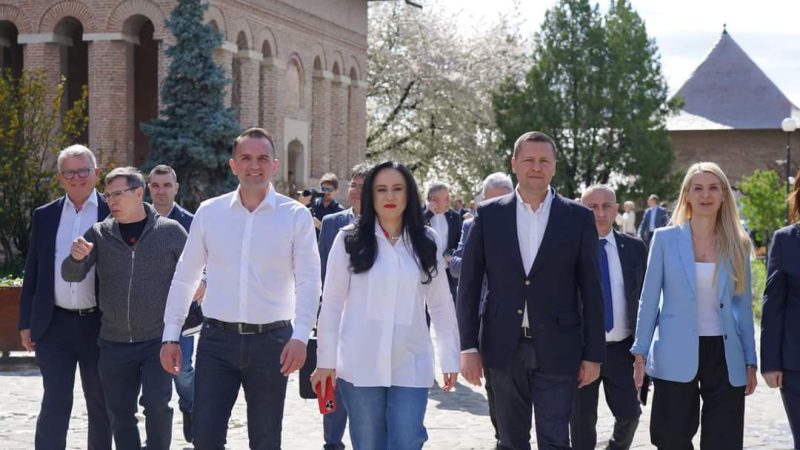 Zeci de tineri au participat în weekend la o sesiune Q&A despre importanța politicii de stimulare a creșterii economice și a investițiilor