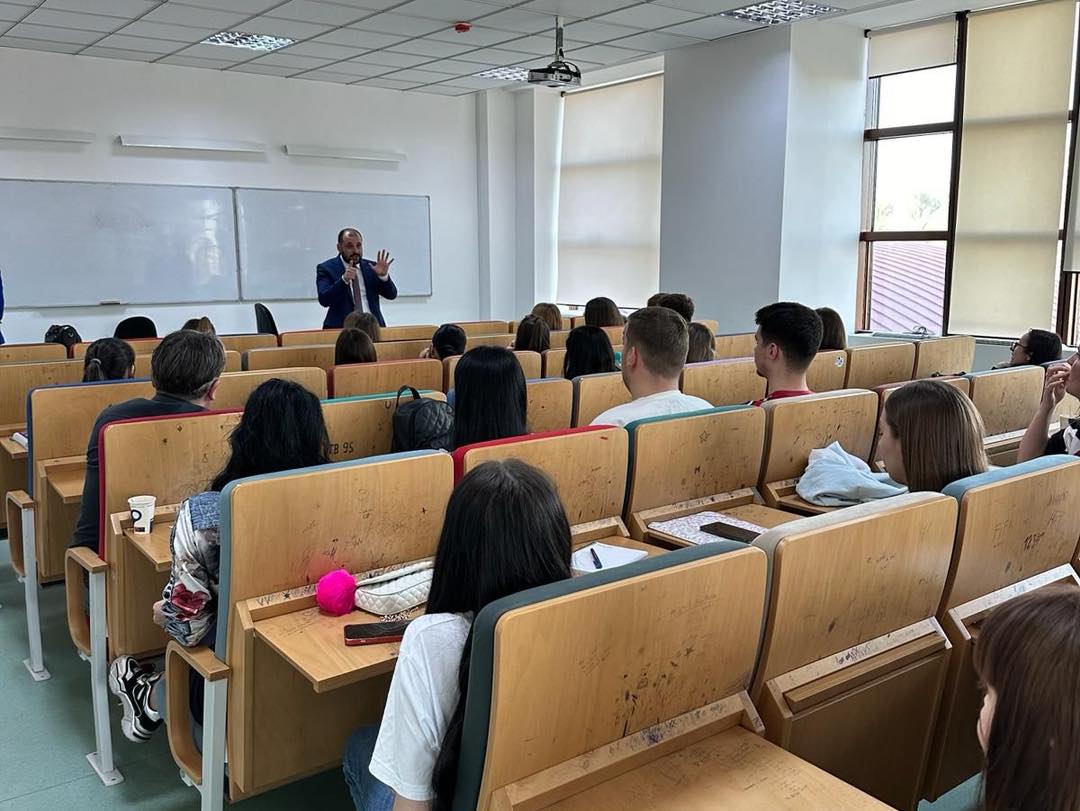 Într-o inițiativă ce îmbină educația și colaborarea interinstituțională, Universitatea 