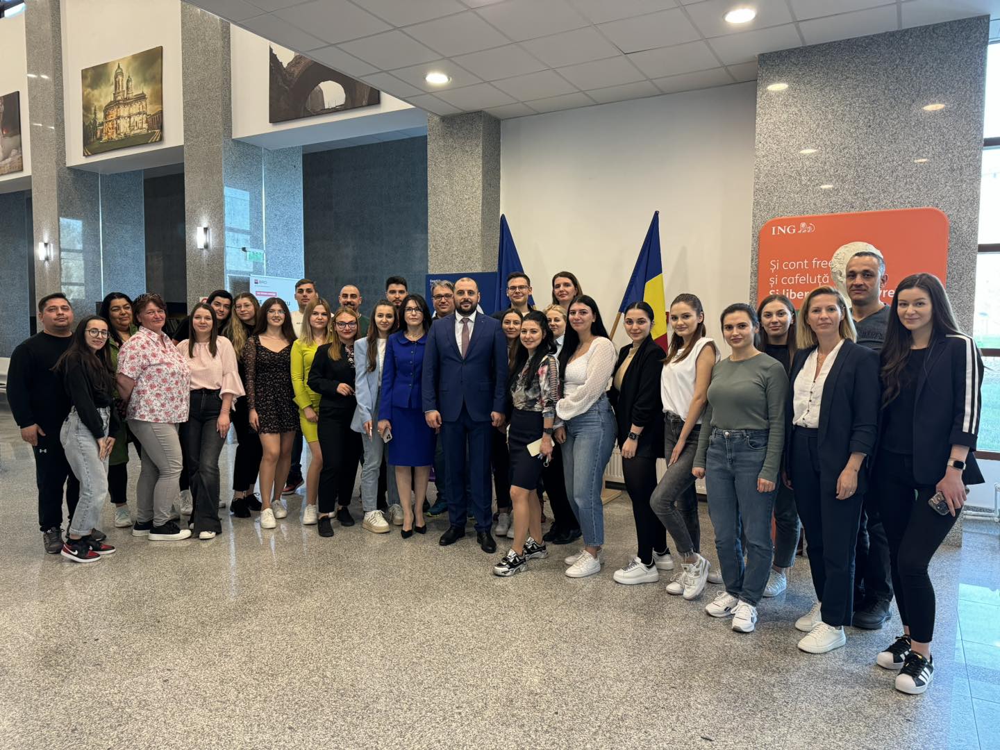 Într-o inițiativă ce îmbină educația și colaborarea interinstituțională, Universitatea " Valahia" din Târgoviște prin Facultatea de Drept și Științe Administrative, a dat startul colaborărilor cu instituții publice. Așa cum au afirmat rectorul Universității Valahia, conf.univ.dr. Ioan Corneliu Sălișteanu și președintele Senatului Universității Valahia, conf.univ.dr.Claudia Gilia, astfel de acțiuni sunt în spiritul deschiderii conducerii Universității spre colaborări importante .
Penitenciarul Mioveni, sub conducerea subcomisarului de poliție penitenciară, Patric Daniel Ghebaru, a participat la un curs de Drept Procesual Penal organizat de Facultatea de Drept și Științe Administrative a Universității "Valahia" din Târgoviște.Titularul cursului este conf.univ.dr. avocat Denisa Barbu.
Această colaborare a adus în prim-plan discuții esențiale despre procesul execuțional și reintegrarea socială a persoanelor private de libertate.
Subcomisarul Patric Daniel Ghebaru a condus delegația Penitenciarului Mioveni în cadrul acestui eveniment academic, unde s-au abordat diverse aspecte legate de procesul penal, inclusiv liberarea condiționată și regimurile de executare. Dialogul deschis și amplu a permis analiza evoluției și transformării aspectelor interne ale sistemului penitenciar, oferind o perspectivă detaliată asupra nevoilor și provocărilor în ceea ce privește reintegrarea socială a deținuților.
Pe parcursul prezentării legislative, s-au dezbătut nu doar aspecte teoretice, ci și probleme litigioase de procesual penal, cu accent pe importanța reintegrării în societate a persoanelor condamnate. Această abordare holistică a întâlnirii a permis participanților să înțeleagă mai bine rolul educației și al colaborării interinstituționale în promovarea unei justiții penale eficiente și a unei reintegrări sociale durabile.
La finalul evenimentului, s-a convenit asupra necesității unei colaborări continue și a unui dialog permanent între Penitenciarul Mioveni și Universitatea "Valahia", cu scopul de a consolida eforturile pentru îmbunătățirea sistemului penitenciar și pentru a promova educația și reintegrarea socială a deținuților.
Penitenciarul Mioveni adresează sincere mulțumiri Facultății de Drept și Științe Administrative pentru deschiderea și sprijinul acordat în organizarea acestui eveniment deosebit. Împreună, aceste instituții continuă să-și construiască propria poveste, cu educația și colaborarea ca piloni fundamentali în eforturile lor de a aduce schimbări pozitive în comunitate și în sistemul penitenciar.
Pagină cu pagină, acești parteneri demonstrează că educația este un instrument puternic pentru transformarea și îmbunătățirea societății noastre.