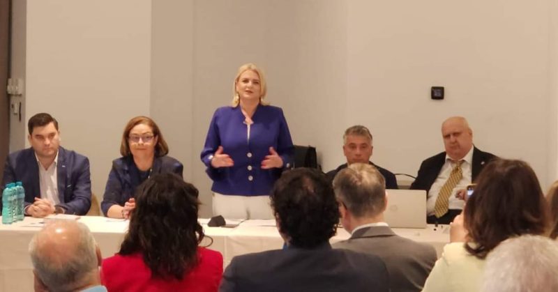 Conf.univ.dr. Claudia Gilia, președintele Senatului Universității Valahia, la deschiderea Conferinței Internaționale ,,Sănătatea și securitatea în muncă în era digitalizării” Conf.univ.dr. Claudia Gilia, președintele Senatului Universității Valahia, a fost onorată să participe la deschiderea Conferinței Internaționale cu tema