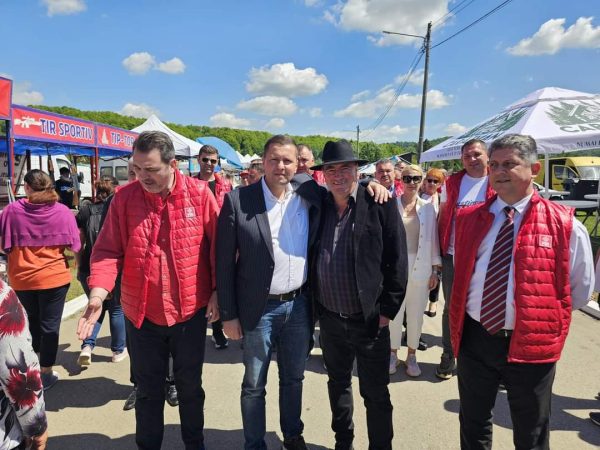 Președintele PSD Dâmbovița, Corneliu Ștefan a fost în mijlocul dâmbovițenilor la Târgul de Florii de la Voinești Președintele PSD Dâmbovița, Corneliu Ștefan a fost în mijlocul dâmbovițenilor la Târgul de Florii de la Voinești