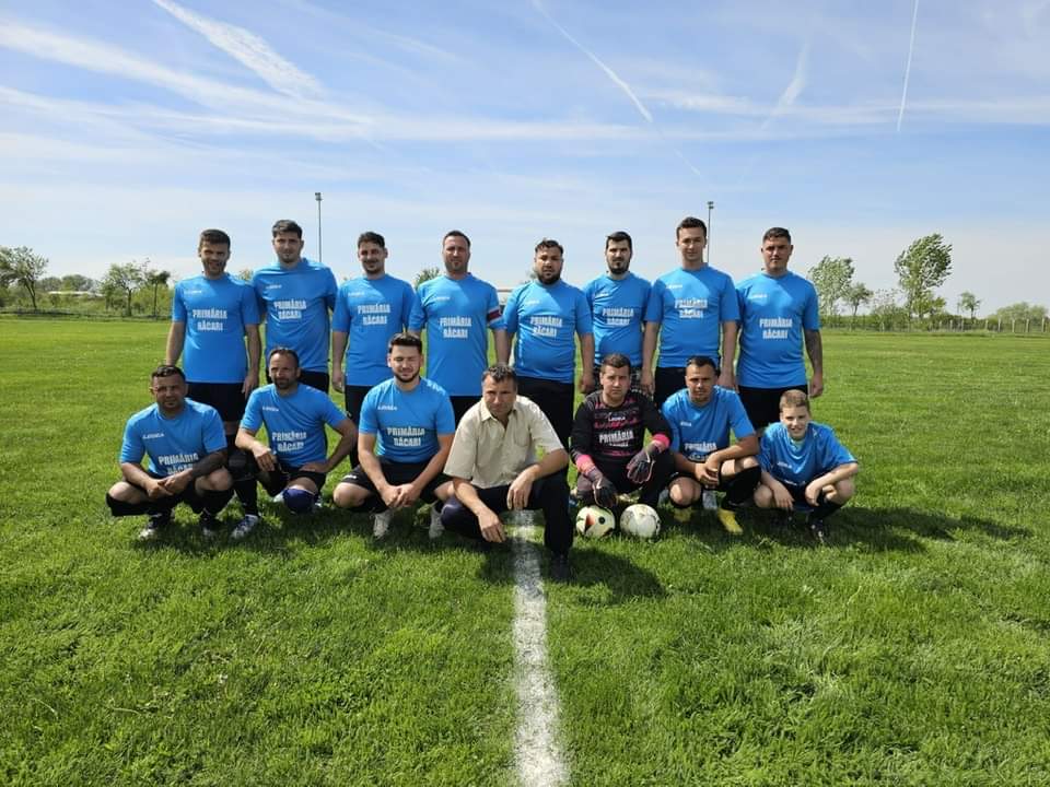 Echipa de fotbal Ghimpați a primit  echipament nou , duminică, 14.04.2024, înainte de partida de fotbal între echipele Ghimpați și Produlești.