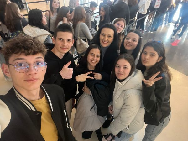 Edilul Marius Caravețeanu motivează și răsplătește activitatea tuturor elevilor din unitățile școlare de la nivelul orașului Răcari Edilul Marius Caravețeanu motivează și răsplătește activitatea tuturor elevilor din unitățile școlare de la nivelul orașului Răcari