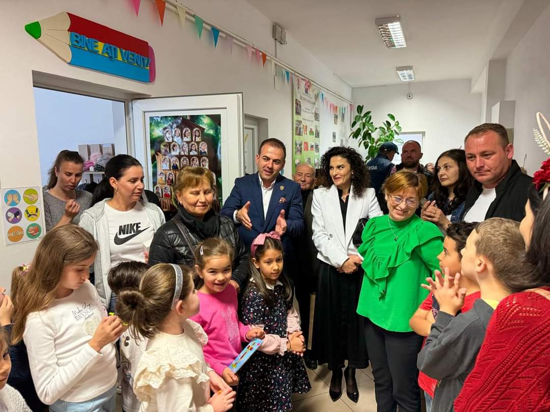 Primarul Emanuel Spătaru a fost invitat de copiii Școlii Valea Voievozilor, la tradiționalul Târg de Paște, edilul nu a stat pe gânduri și a mers.
