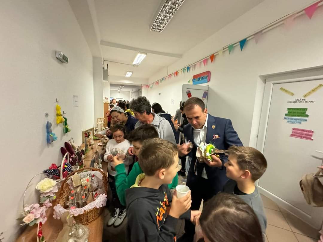 Primarul Emanuel Spătaru a fost invitat de copiii Școlii Valea Voievozilor, la tradiționalul Târg de Paște, edilul nu a stat pe gânduri și a mers.
