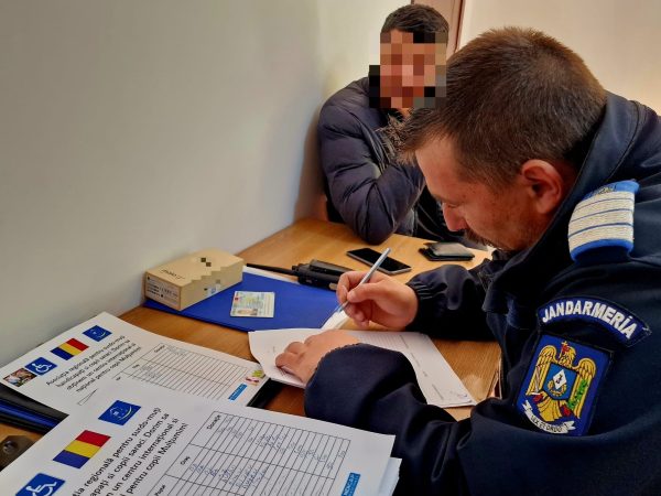 Jandarmeria Dâmbovița: Atenție cui oferiți bani! Jandarmii au depistat astăzi, 24 aprilie, în parcarea unui  supermarket din centrul Târgoviștei