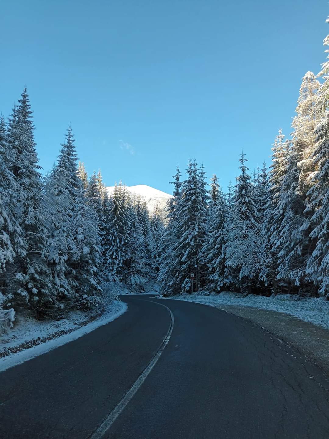 IMAGINILE ZILEI : Aprilie pe DN 7A, la limita dintre județele Hunedoara și Vâlcea, este iarnă în toată regula.