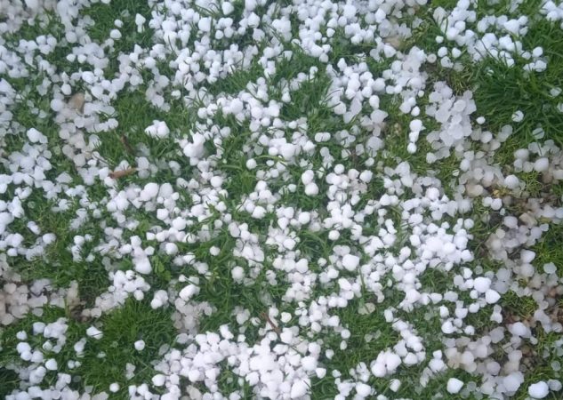 Ploi, grindină și furtuni cu fulgere în această după-amiază Ploi și furtuni cu fulgere în această după- amiază, cerul va avea înnorări și vor fi averse în Muntenia, Oltenia, Transilvania și Moldova, local în Dobrogea și izolat în celelalte regiuni.