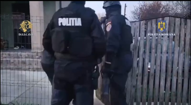 Traficanții de droguri din Târgoviște și Ocnița, ridicați de mascați, polițiștii Serviciului de Combatere a Criminalității Organizate Dâmbovița