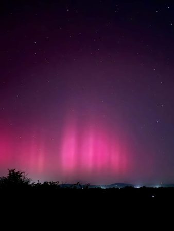 Aurora boreală, spectacol rar pe cerul României noaptea trecută însă fenomenul se datorează unei furtuni geomagnetice care a lovit Pământul Aurora boreală, spectacol rar pe cerul României noaptea trecută, reţelele de socializare s-au umplut de mii de fotografii spectaculoase