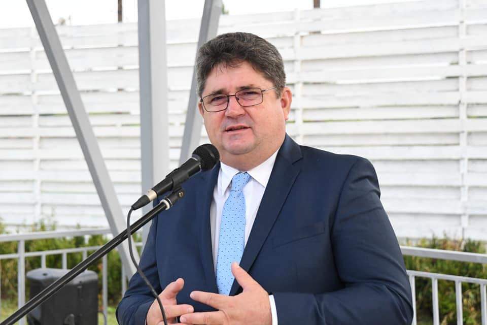 Un parc fotovoltaic va fi realizat în orașul Răcari, edilul Marius Caravețeanu deja a emis autorizația de construire