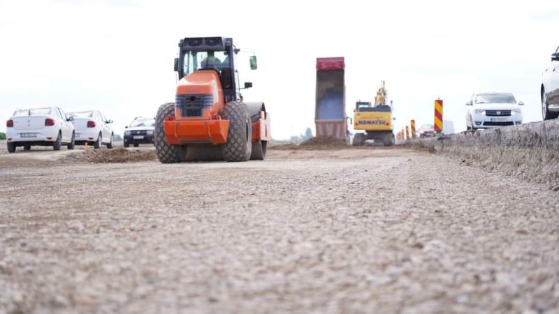 Programul lucrărilor de infrastructură rutieră din județul Dâmbovița, în perioada 25 – 30.06.2024 Vizită pe șantierul DN7 Bâldana – Titu, premierul Marcel Ciolacu și președintele CJ Dâmbovița, Corneliu Ștefan, au mers peșantierul lucrărilor de extindere la patru benzi a DN7 Bâldana – Titu.