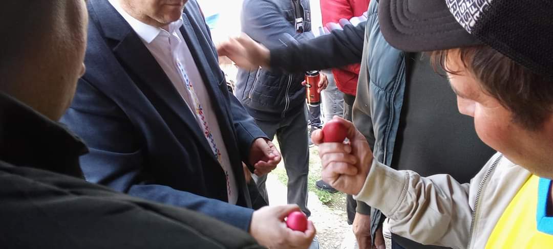 Tradiția se păstrează la Gura Foii: Concursul Ciocnitului ouălelor, în ziua de Paște.