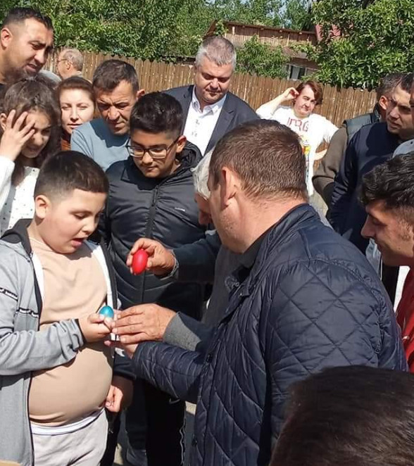Tradiția se păstrează la Gura Foii: Concursul Ciocnitului ouălelor, în ziua de Paște.