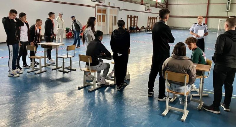 Etapa județeană a concursului „CU VIAȚA MEA APĂR VIAȚA”, s-a stabilit podiumul Etapa județeană a concursului "CU VIAȚA MEA APĂR VIAȚA", s-a stabilit podiumul, în sala de sport a Liceul Tehnologic ”Spiru Haret” Târgoviște din Municipiul Târgoviște