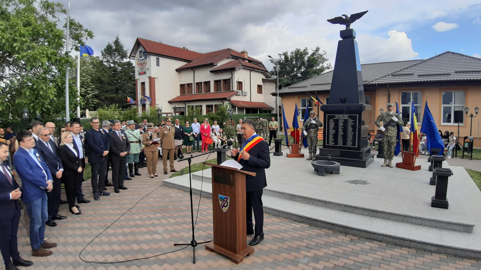 Comuna Niculești onorează eroii: Inaugurarea solemnă a noului Monument dedicat jertfei și curajului eroilor din Primul și Al Doilea Război Mondial.