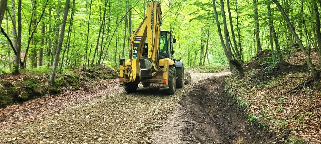 Drumurile forestiere din zona Valea Dâmboviței, sunt reabilitate periodic de Ocolul Silvic Sturzeni.
