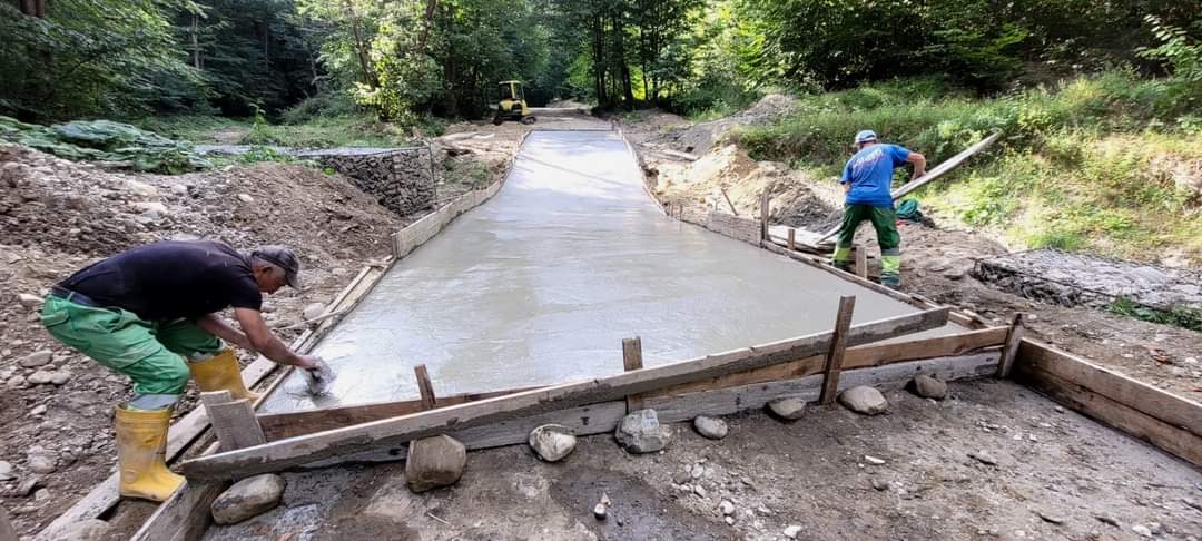 Drumurile forestiere din zona  Valea Dâmboviței, sunt  reabilitate periodic de Ocolul Silvic Sturzeni.