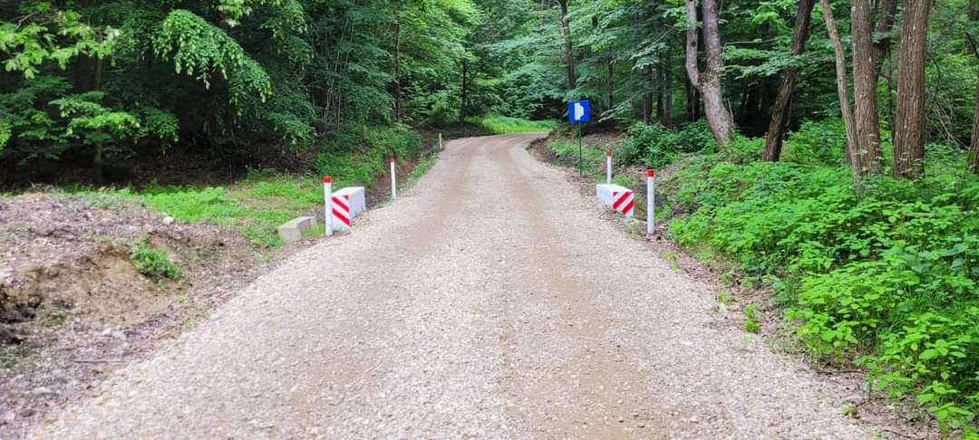 Drumurile forestiere din zona Valea Dâmboviței, sunt reabilitate periodic de Ocolul Silvic Sturzeni.