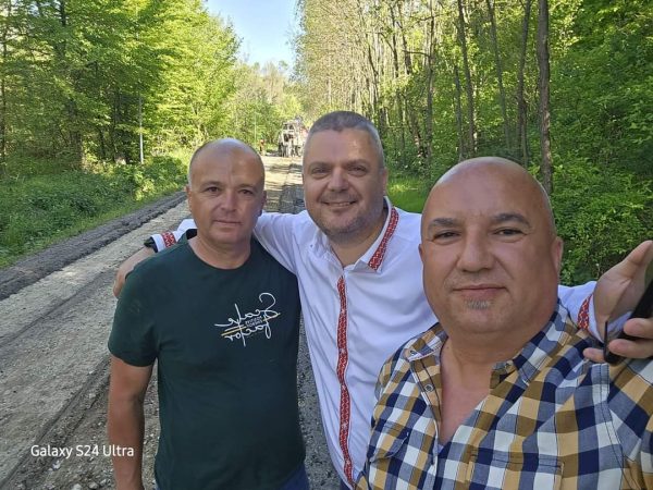 Se lucrează în ritm susținut la rețeaua de apă în satul Bumbuia, comuna Gura Foii, primarul Radu Georgescu monitorizează în teren, cum se lucrează. 