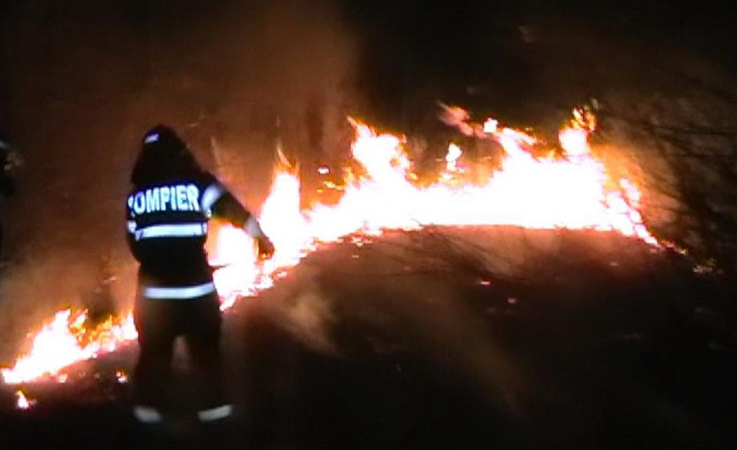 Incendiu de vegetație uscată în comuna Corbii Mari, Garda de Intervenție Potlogi a intervenit cu o autospecială de stingere cu apă și spumă.