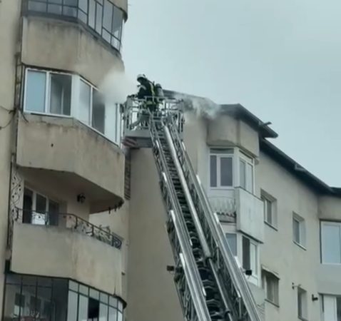Clipe de groază pentru locatarii unui bloc din Târgoviște, un apartament a fost cuprins de flăcări Clipe de groază pentru locatarii unui bloc din Târgoviște, un apartament a fost cuprins de flăcări, pe strada I.E. Florescu.