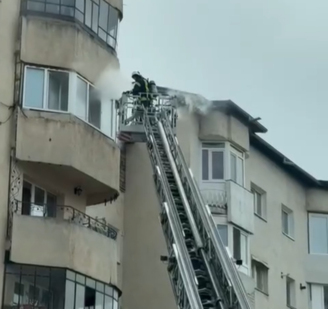 Clipe de groază pentru locatarii unui bloc din Târgoviște, un apartament a fost cuprins de flăcări, pe strada I.E. Florescu.