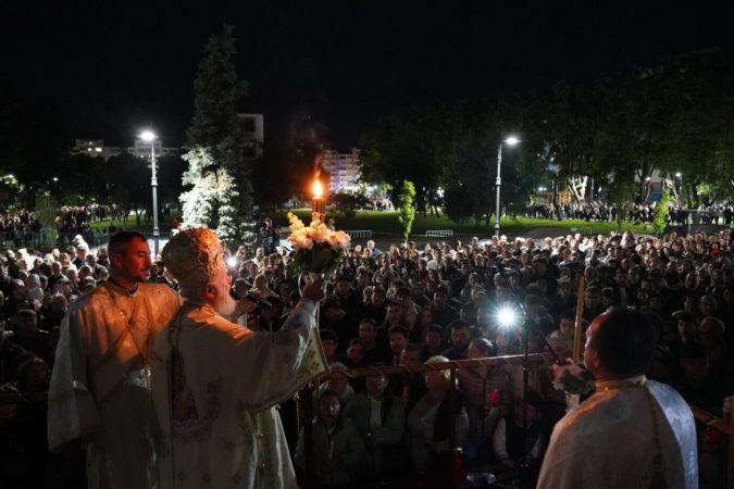 Învierea Domnului la Catedrala din Târgoviște, numeroși credincioși din municipiul Târgoviște, dintre care foarte mulți tineri,