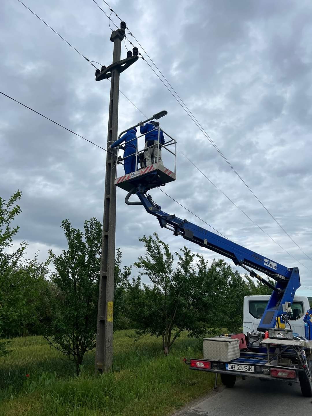 Modernizarea iluminatului public în comuna Mănești este în plin proces de realizare.