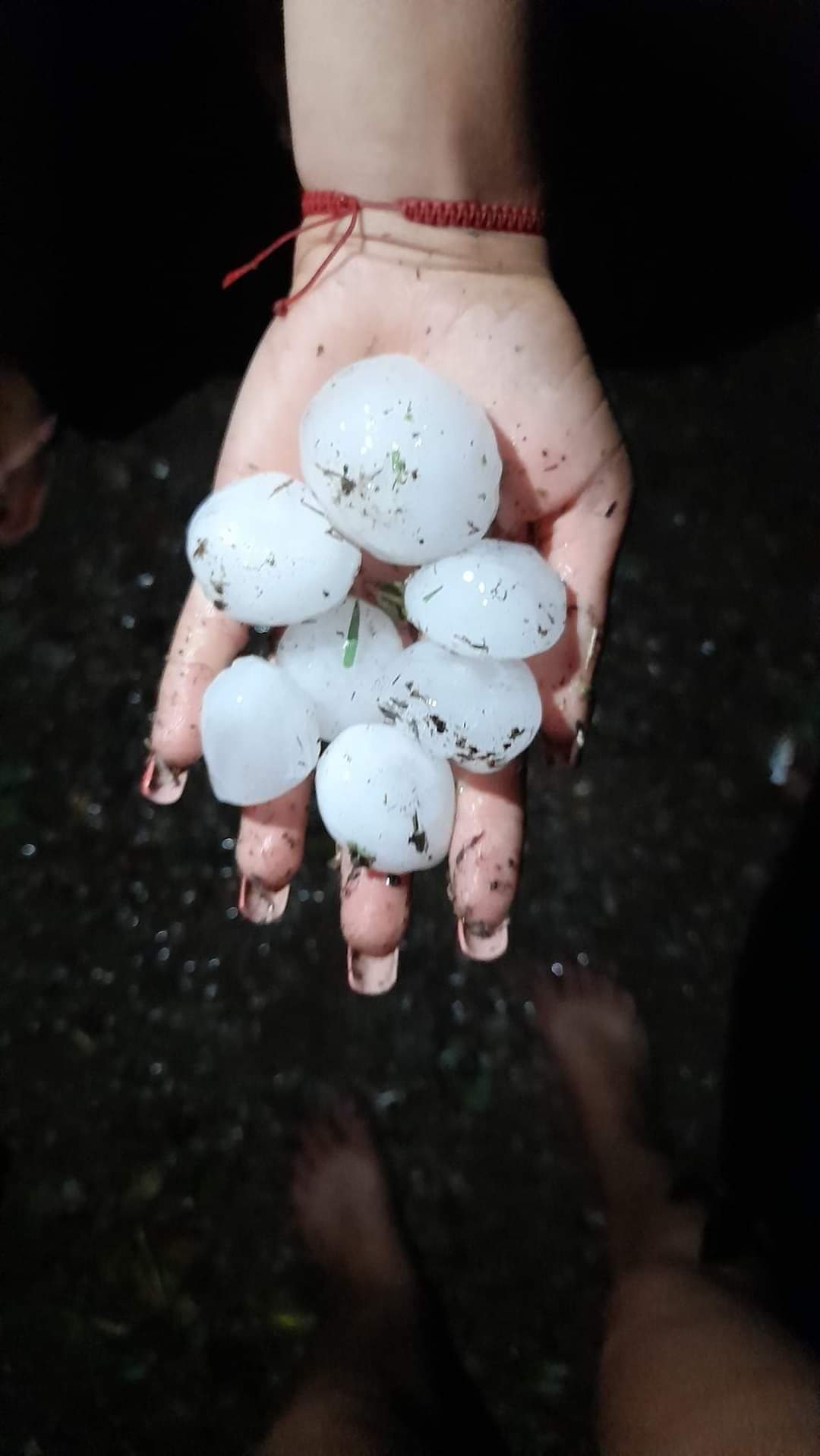 Nu vă uitați umbrele acasă: Vor fi intervale cu ploi și furtuni în mai multe regiuni ale țării, iar vremea se va răci brusc.