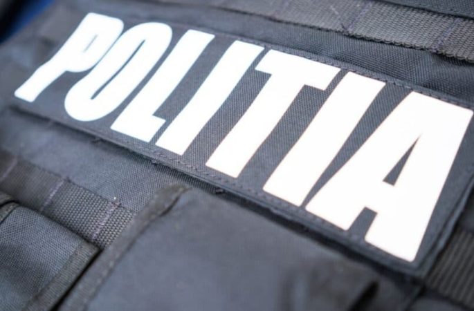 Bărbat reținut pentru infracțiuni informatice Bărbat reținut pentru infracțiuni informatice, în data de 26 mai a.c., polițiștii din cadrul Poliției Orașului Fieni au acționat în baza